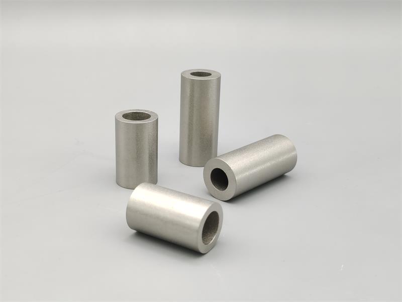 目前可运用于高温工作环境的耐高温磁铁主要有四种：钕铁硼磁铁、钐钴磁铁、铁氧体磁铁、铝镍钴磁铁。其中钕铁硼是磁能积最大应用范围最广的磁铁。